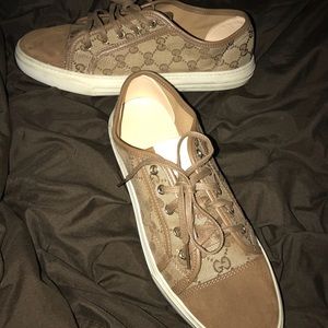 Women’s Gucci lace-up shoes